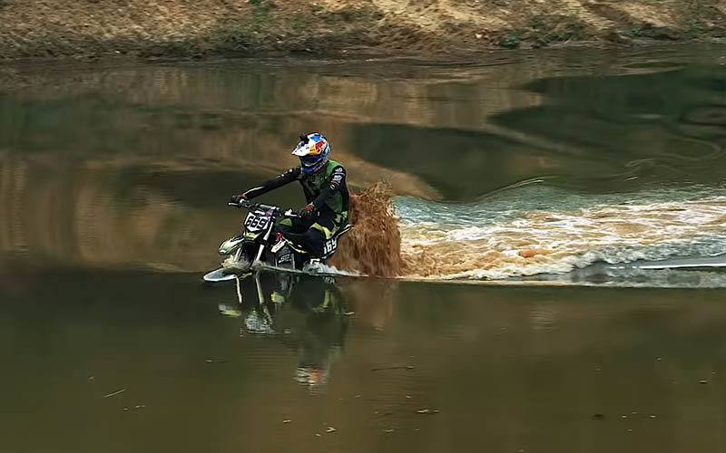 Una moto que funciona bajo el agua